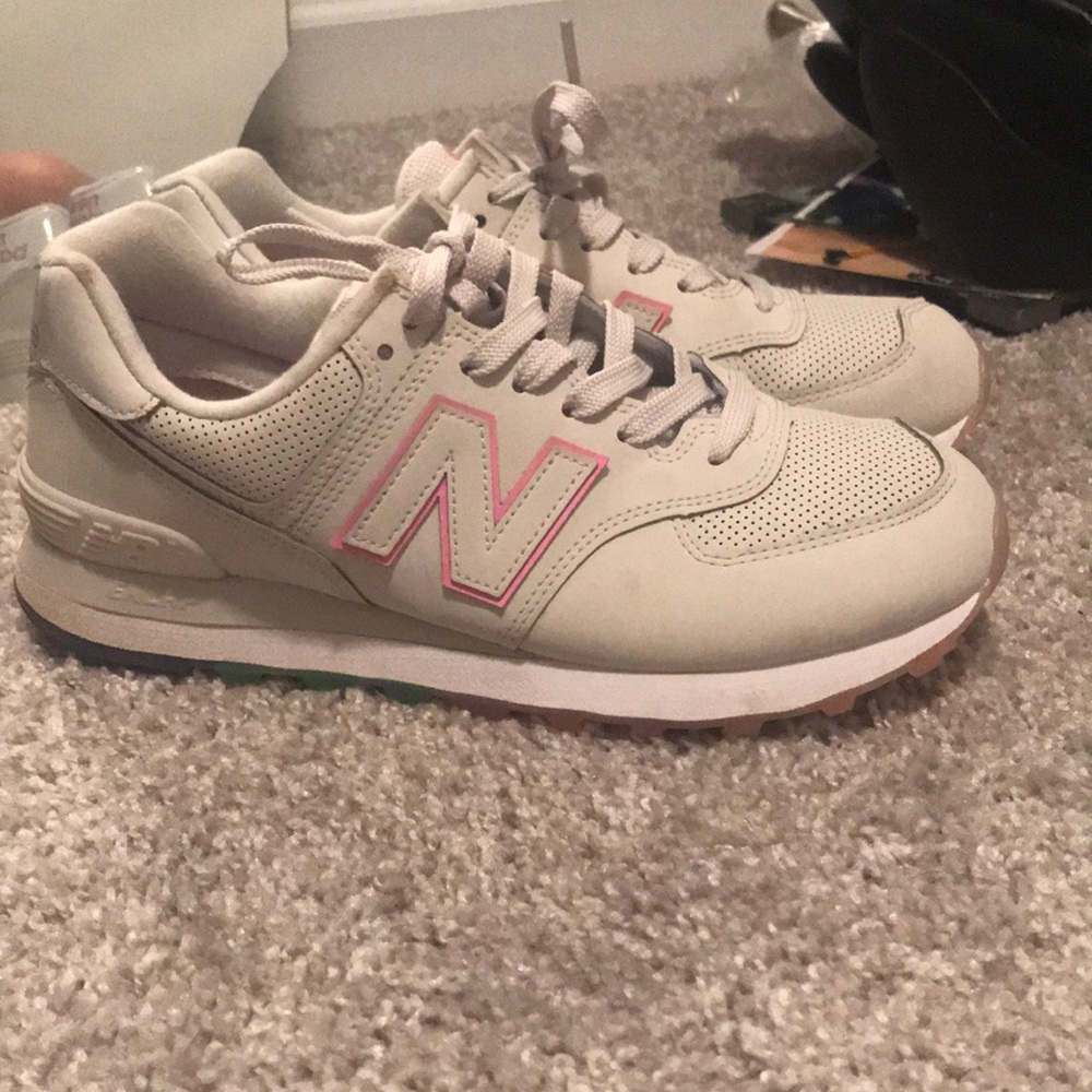 Tennis shoes